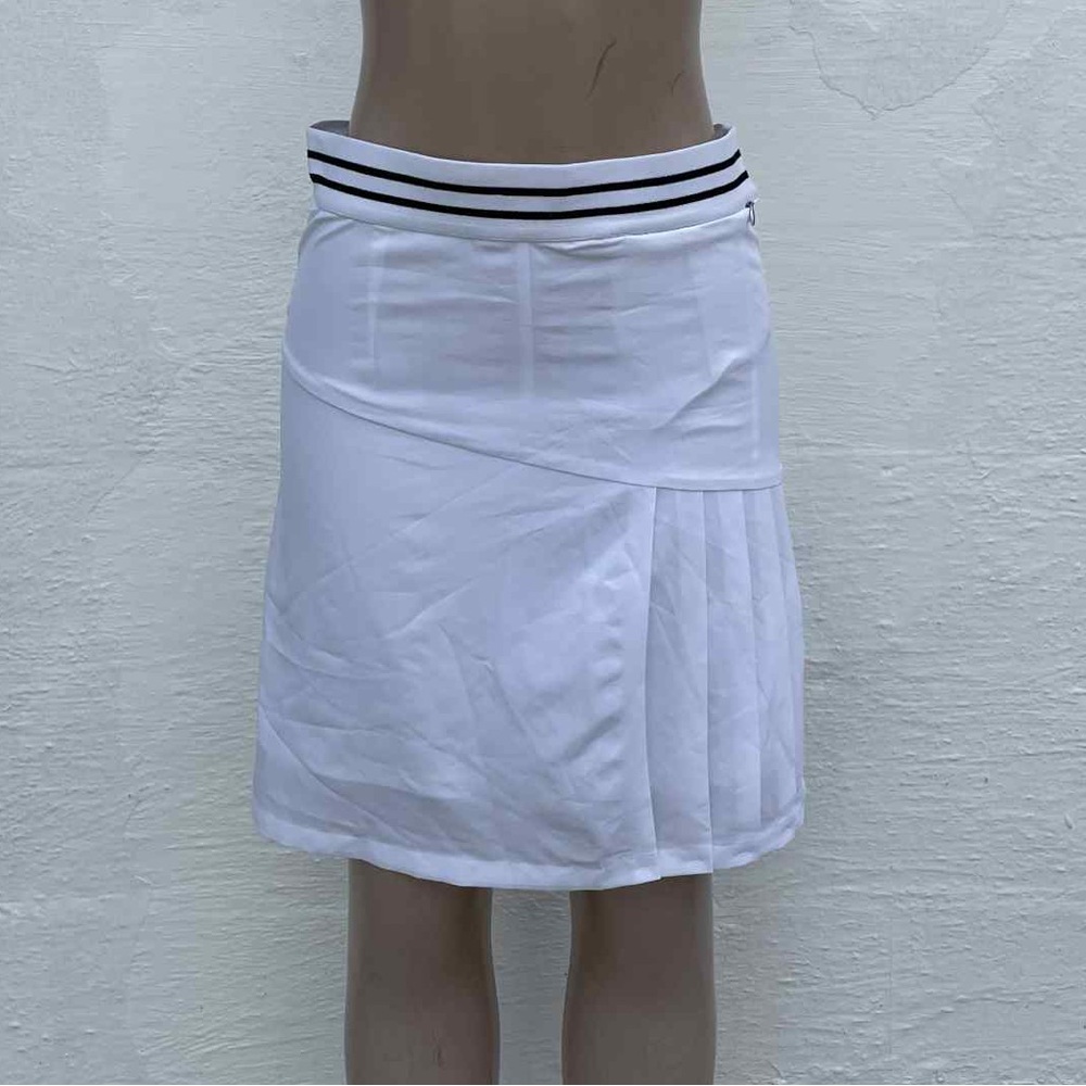 Daily Sports Classic Black and White skirt